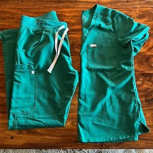 Figs scrubs. Hunter green limited edition color. Size S top, M bottoms.